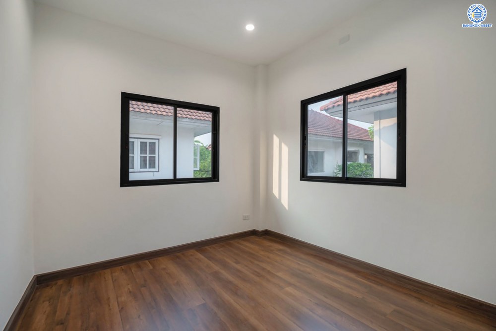 บ้านมือสองตกแต่งใหม่ โครงการ บุรีรมย์ วัดพระเงิน หน้าบ้านไม่ชนใคร เนื้อที่ 37.1 ตร.ว. ฟังก์ชัน 3 ห้องนอน 2 ห้องน้ำ 1 ที่จอดรถ พื้นที่ใช้สอยกว้างขวาง เดินทางสะดวกสบาย บนทำเลเชื่อมต่อถนนกาญจนาภิเษก ใกล้เซ็นทรัลเวสต์เกต โครงการรถไฟฟ้าสายสีม่วง "สถานีตลาดบางใหญ่" และทางด่วนศรีรัช...